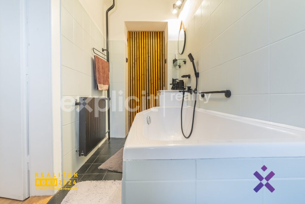 Prodej-rodinneho-domu-325-m²-pozemek-1-122-m²-Uhersky-Ostroh-okres-Uherske-Hradiste20