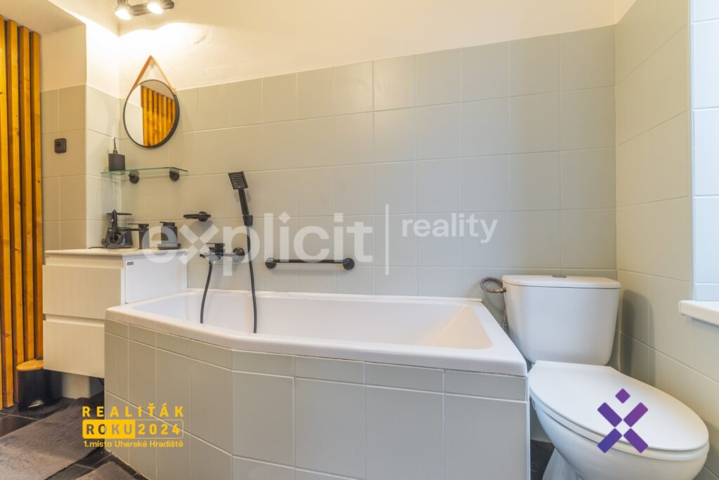 Prodej-rodinneho-domu-325-m²-pozemek-1-122-m²-Uhersky-Ostroh-okres-Uherske-Hradiste19